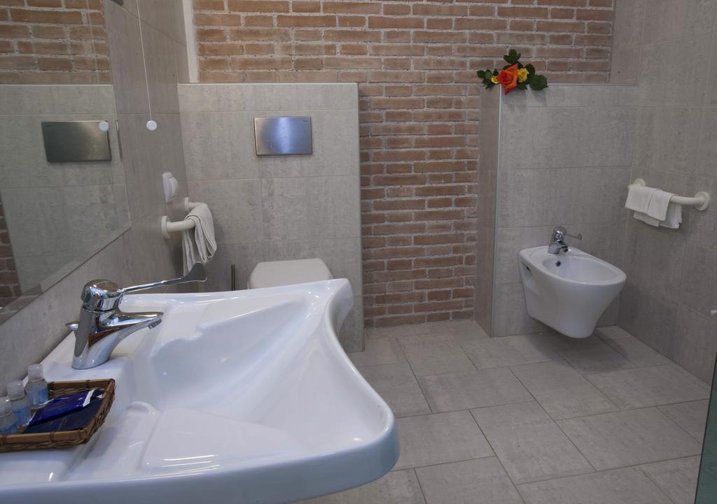 Hotel Adriatico Borgo Fosso Ghiaia Room photo