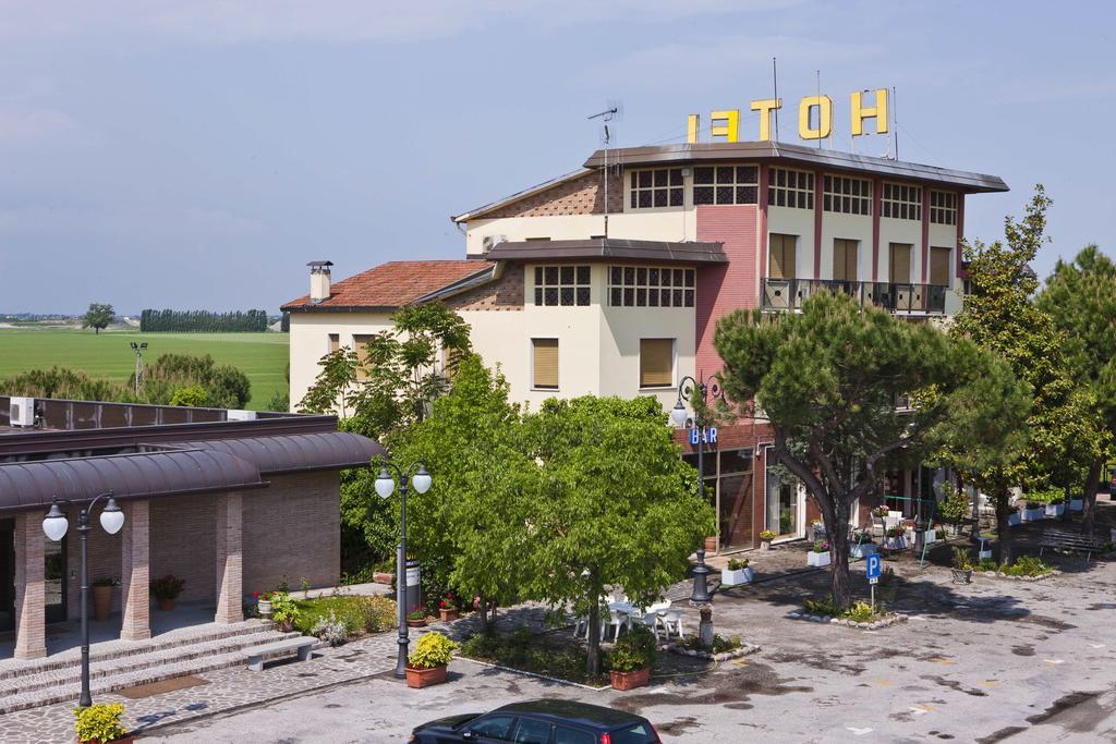 Hotel Adriatico Borgo Fosso Ghiaia Exterior photo